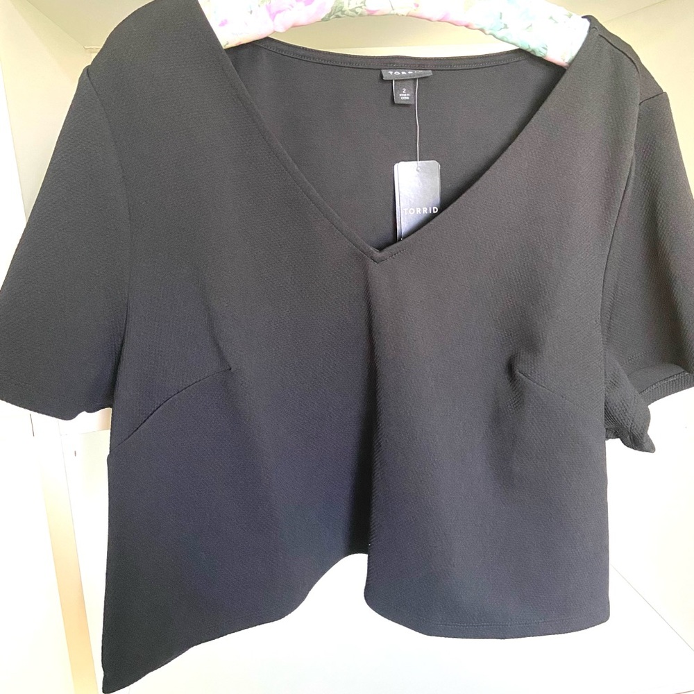NWT Torrid Black V-Neck Crop Top Short Sleeves Size 18-20 2X (torrid 2) MSRP $75